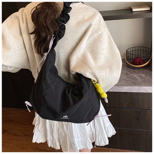Détail du sac hobo noir grande capacité avec bandoulière plissée et cordon violet