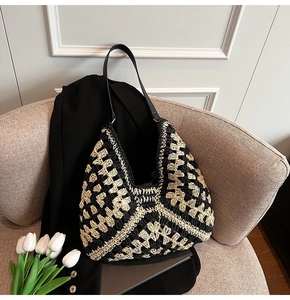 Détail du sac bandoulière au crochet géométrique avec bandoulière en cuir noir