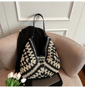 Gros plan du sac en crochet géométrique avec des bandoulières en cuir noir