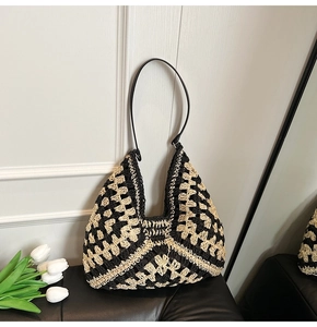 Détail du motif tissé à la main et de la bandoulière de ce sac bohème rétro