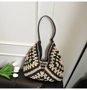 Détail d'un sac bandoulière au crochet avec motif floral géométrique et bandoulière cuir