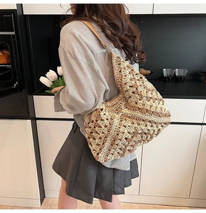 Détail du sac bandoulière en paille tressé main avec motifs de crochet et textures délicates