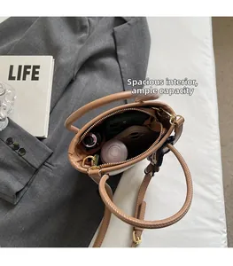 Intérieur spacieux du sac seau camel montrant la capacité pour téléphone et cosmétiques