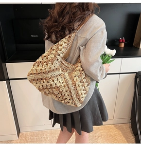 Vue détaillée d'un grand sac à bandoulière en crochet beige porté par un mannequin
