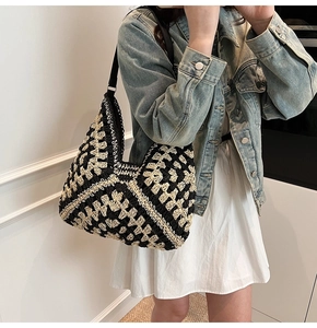 Détail du sac hobo tissé à la main avec motif géométrique noir et blanc et bandoulière