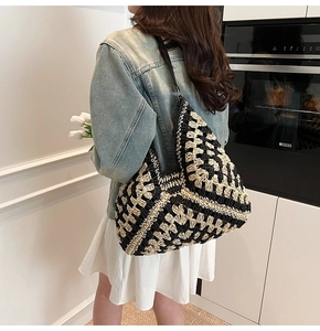 Gros plan détaillé d'un sac cabas bohème en crochet noir et blanc à motifs de fleurs rétro