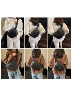Vues détaillées d'un sac bandoulière en mesh noir sous plusieurs angles et styles