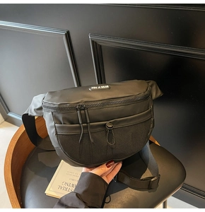 Détail du sac à bandoulière en nylon imperméable avec poche en filet et double zip
