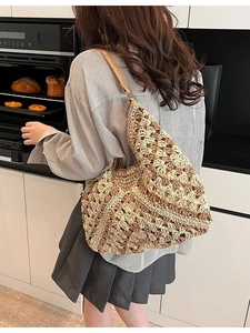 Sac fourre-tout au crochet fait main avec design beige et beige pour style d'été