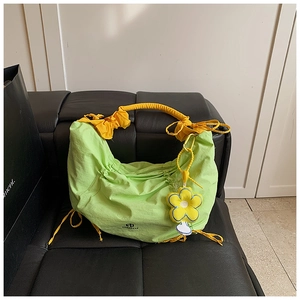 Sac croissant en nylon vert clair avec poignée à cordon jaune et pendentif fleur
