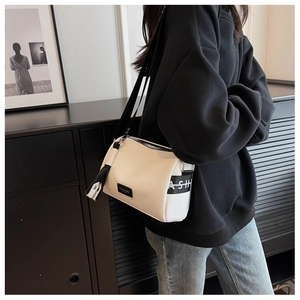 Sac bandoulière blanc chic en cuir grainé avec une large bandoulière noire stylée à lettres