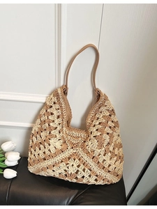 Sac à bandoulière en crochet fait main avec motifs floraux et bandoulière en cuir