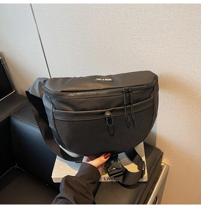 Gros plan du sac bandoulière en nylon imperméable avec poche filet et sangle