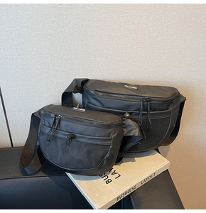 Vue détaillée de deux sacs bandoulière en nylon noir avec poches en filet et sangles réglables