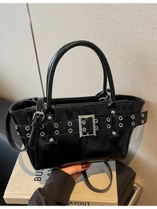 Borsa Tote da Donna in Pelle PU con Decorazione Occhielli e Fibbia Grande Capacità Stile Punk Borsa a Tracolla alla Moda Tinta Unita