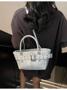 Grande borsa tote grigio chiaro con cintura decorativa a occhielli e fibbia quadrata