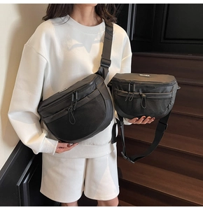 Détail de sacs bandoulière noirs en nylon avec poches filet et sangle réglable