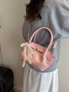 Rosa französische Vintage-Korbtasche mit Spitzenschleife und Perlenanhänger Mode