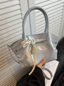 Französische Vintage-Handtasche in Hellblau mit Perlen-Spitzen-Anhänger und goldener Schnalle