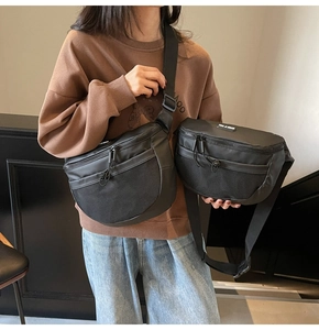 Comparaison de deux sacs bandoulière noirs en nylon avec détails en mesh et sangles