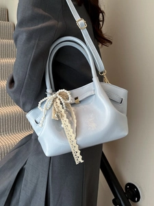 Französische Vintage-Handtasche aus hellblauem Lackleder mit Perlenbogen und Spitze