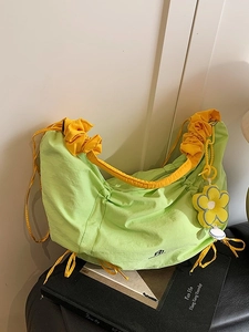Sac Hobo Grande Capacité Femme Bandoulière Plissée Tissu Nylon Sac Bandoulière Décontracté Avec Pendentif Fleur Main Mode