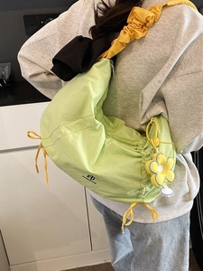Sac bandoulière demi-lune vert avec bandoulière à volants jaunes et breloque tournesol