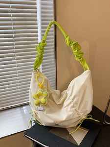 Grand sac hobo beige avec bandoulière verte froncée et pendentif fleur