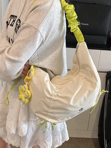 Grand sac bandoulière blanc cassé avec bandoulière plissée vert fluo et breloque marguerite
