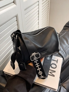 Sac bandoulière cylindrique noir en cuir avec une large bandoulière à lettres FASHION