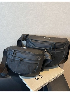 Sacs à bandoulière noirs minimalistes avec sangles réglables et poche avant en maille