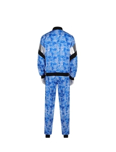 Achteraanzicht van retro disco trainingspak uit de jaren 80 met blauw pixelpatroon en zilver