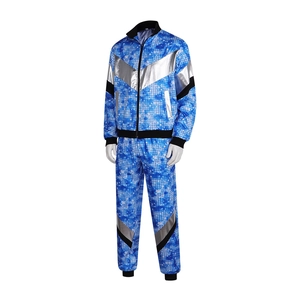Retro trainingspak uit de jaren 80 met blauw-witte mozaïekprint en zilveren V-patchwork