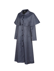 Détail de la cape trench à rayures bleu-gris avec fermeture boutonnée et étiquette M
