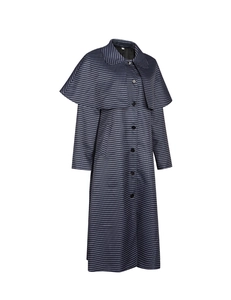 Détail du manteau à rayures bleues de Mercredi Adams avec pèlerine et boutons noirs