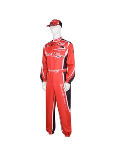 Detailweergave van rood racepak met speed-typografie en bijpassende pet op een mannequin