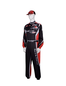 Detailopname van de race-overall met pet en SPEED-belettering voor rollenspellen