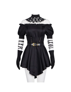 Detail van zwarte gotische cosplay jurk met kant kraag, pofmouwen en strikband versiering