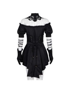 Detail van de achterkant van de gothic 2B cosplayjurk met grote strik en vetersluiting
