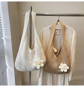 Gros plan détaillé de sacs cabas au crochet faits main avec décorations de marguerites