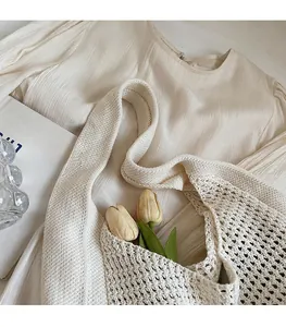 Détails du tissage en maille et large bandoulière d'un sac cabas au crochet