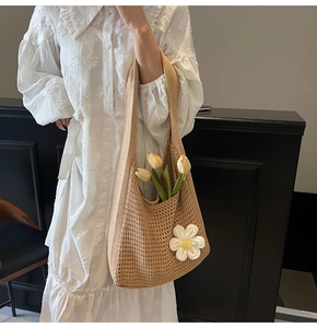 Détail du sac fourre-tout en crochet kaki avec une fleur de marguerite 3D en relief
