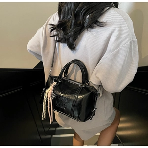 Detalle de bolso bowling negro con relieve FISHIN LINE y nudo de cuerda decorativo
