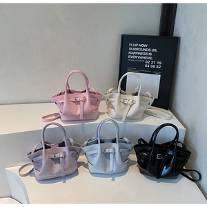 Collection de sacs seau en similicuir verni en rose, blanc, violet, bleu et noir classique
