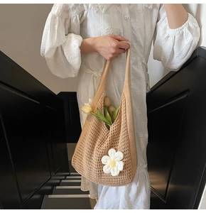 Détail du sac cabas en maille beige avec fleur 3D blanche et texture ajourée