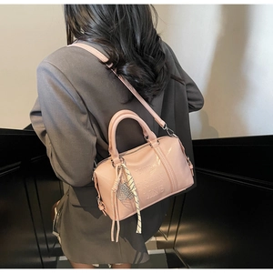 Bolso estilo bowling rosa con relieve HOBY PISION LING y colgante de raqueta de tenis