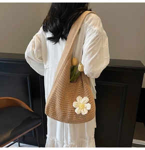 Détail du tissage du sac cabas kaki orné d'une fleur de marguerite blanche en relief