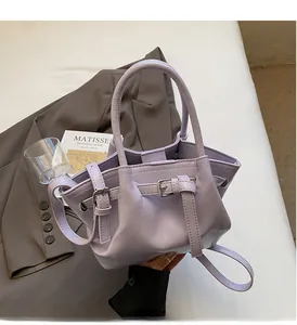 Détail du sac seau en cuir PU lilas avec texture plissée et boucle métallique décorative