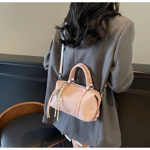 Detalle de bolso bowling rosa con relieve Fashion Line y adorno de borla trenzada