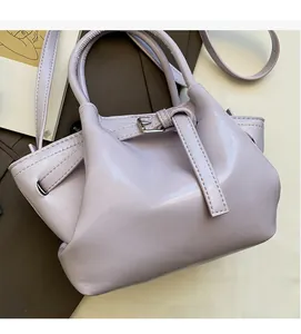 Détail du sac seau en cuir ciré lavande avec design plissé et boucle argentée